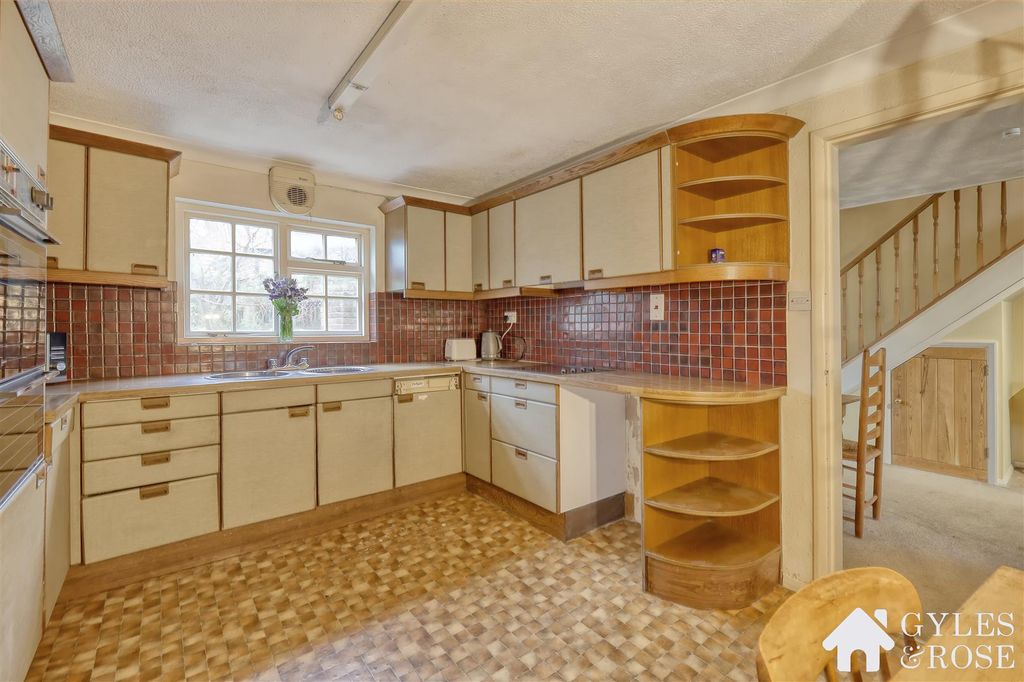 Property photo 3 of 18 Kitchen