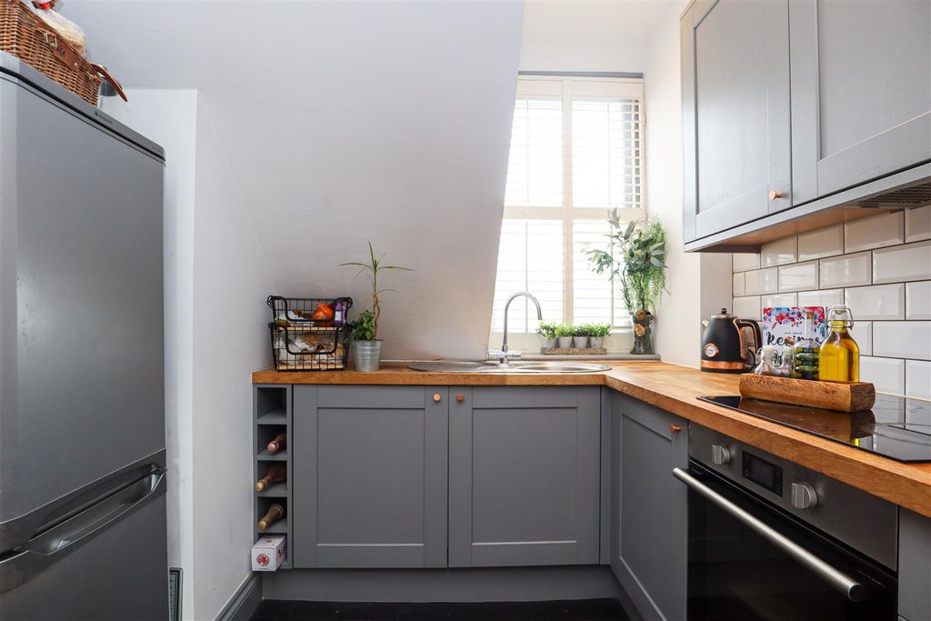 Property photo 3 of 9 Kitchen