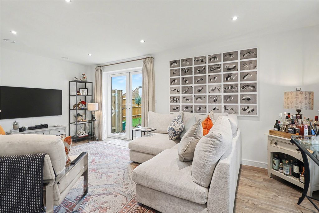 Property photo 2 of 18 Living Room