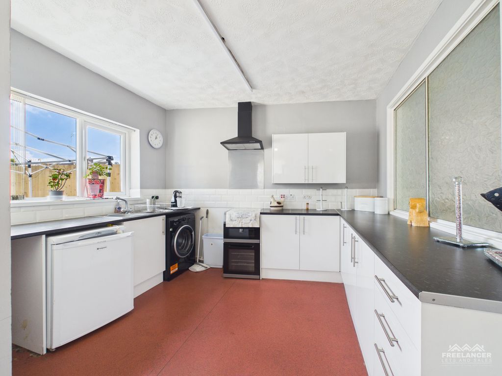 Property photo 2 of 19 Kitchen