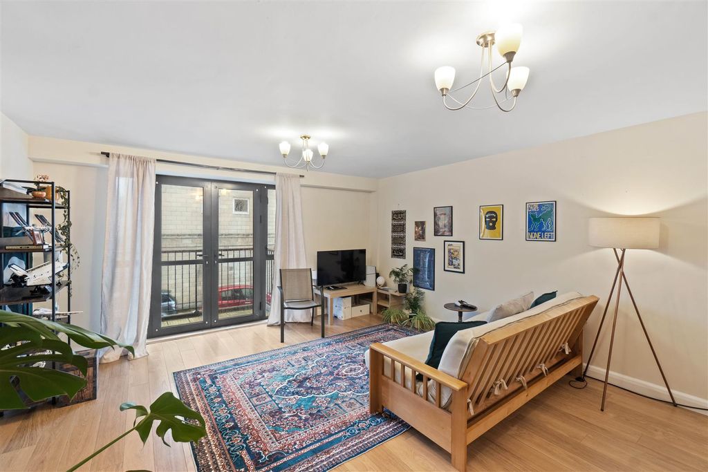 Property photo 2 of 18 Lounge Area