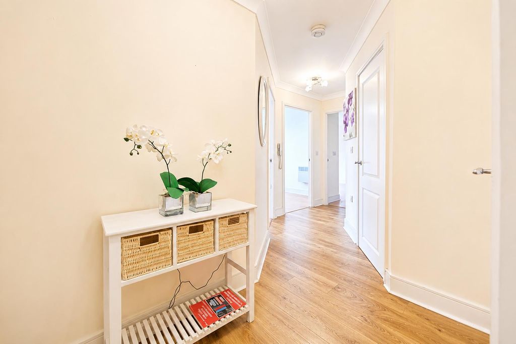 Property photo 2 of 10 Entrance Hall