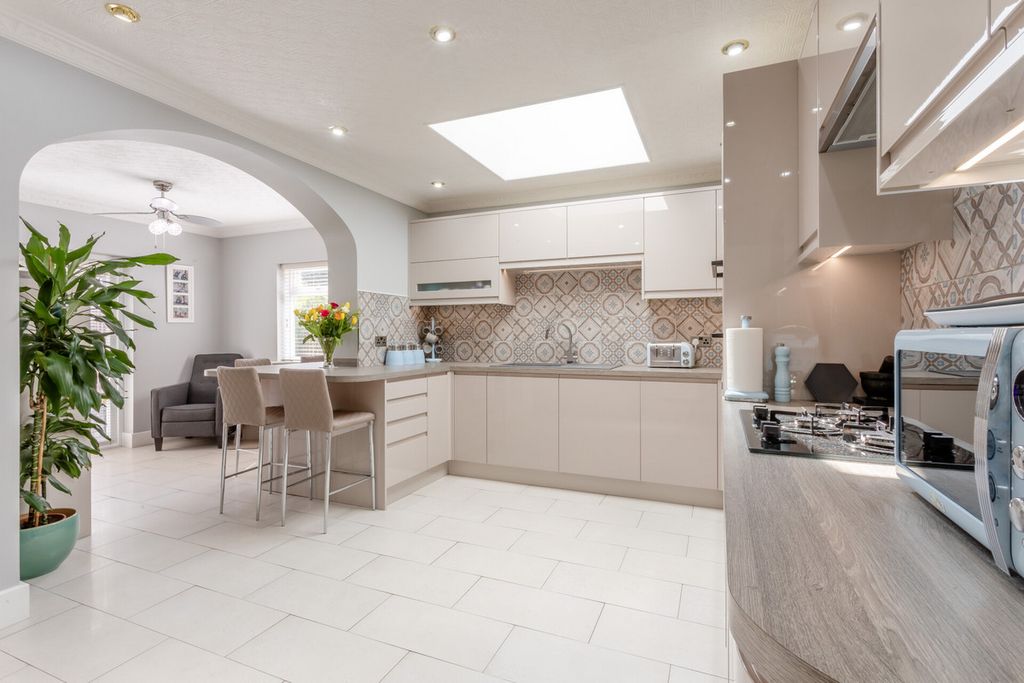 Property photo 2 of 28