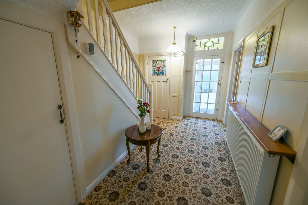 Property photo 3 of 22 Entrance Hall