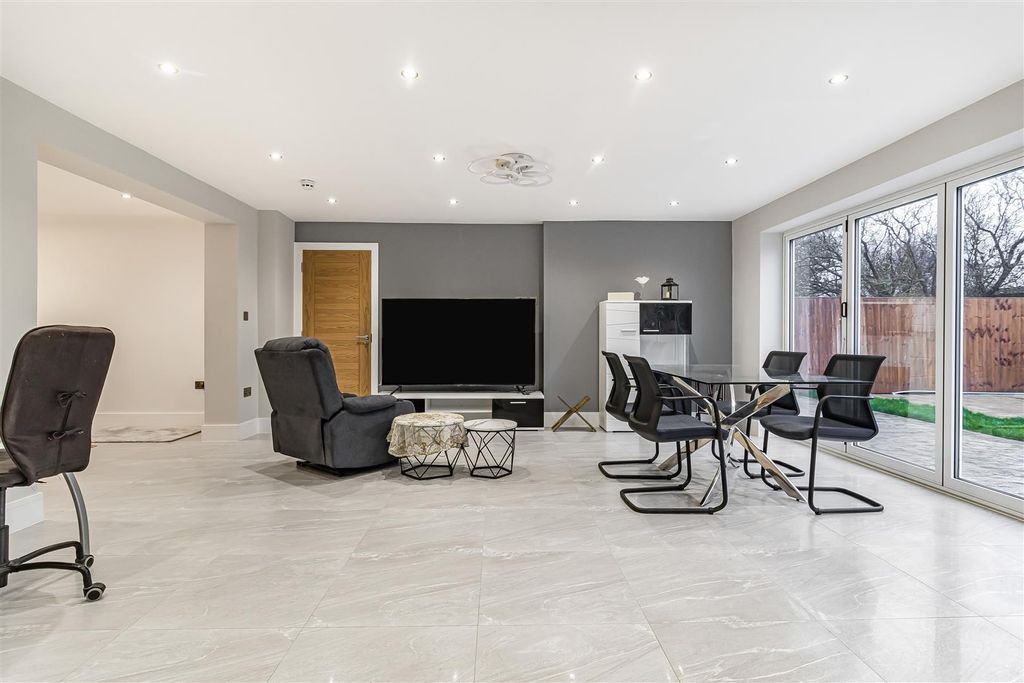 Property photo 3 of 31 21_70323.Jpg