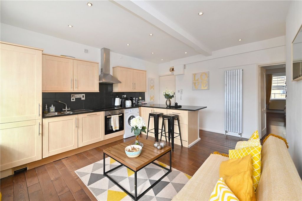 Property photo 2 of 10 Kitchen/Reception