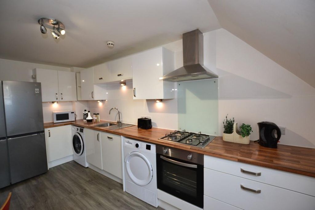 Property photo 3 of 12 7; K (2)