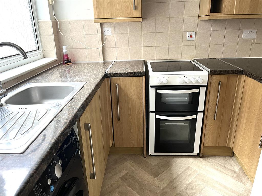 Property photo 3 of 8 Kitchen