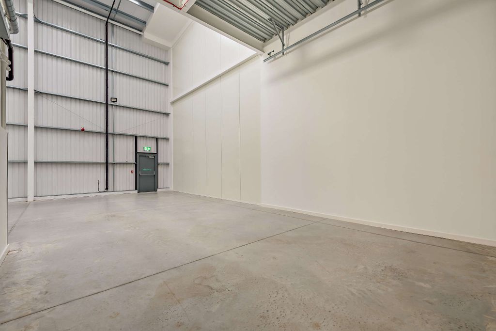 Property photo 3 of 14 8702289-Interior10-800