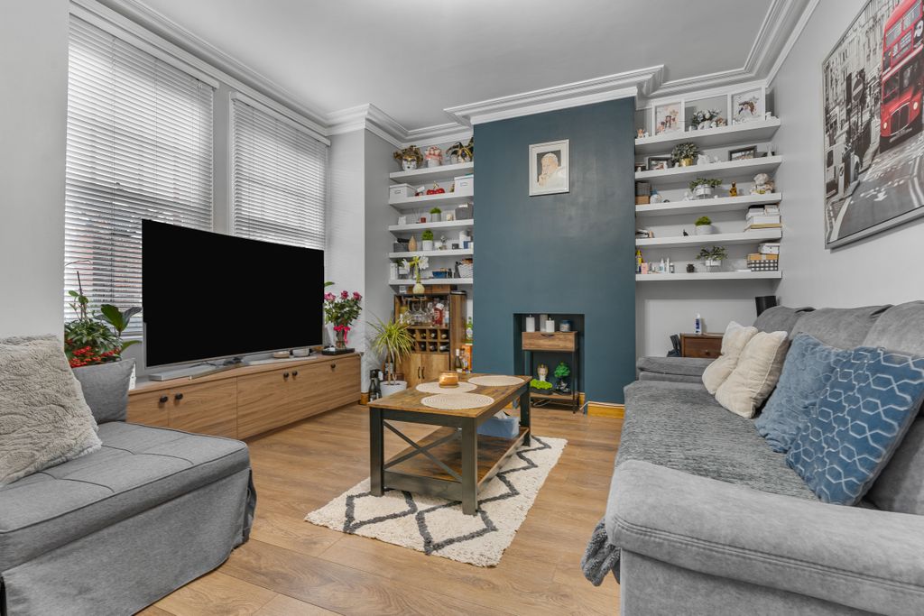 Property photo 1 of 7 Lawrence Road (2)