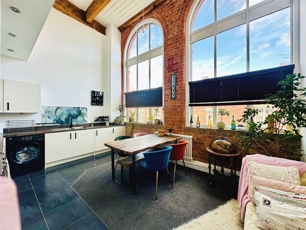 Property photo 2 of 10 Dining/Kitchen