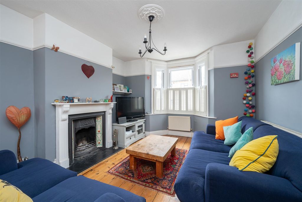 Property photo 2 of 22 Living Room