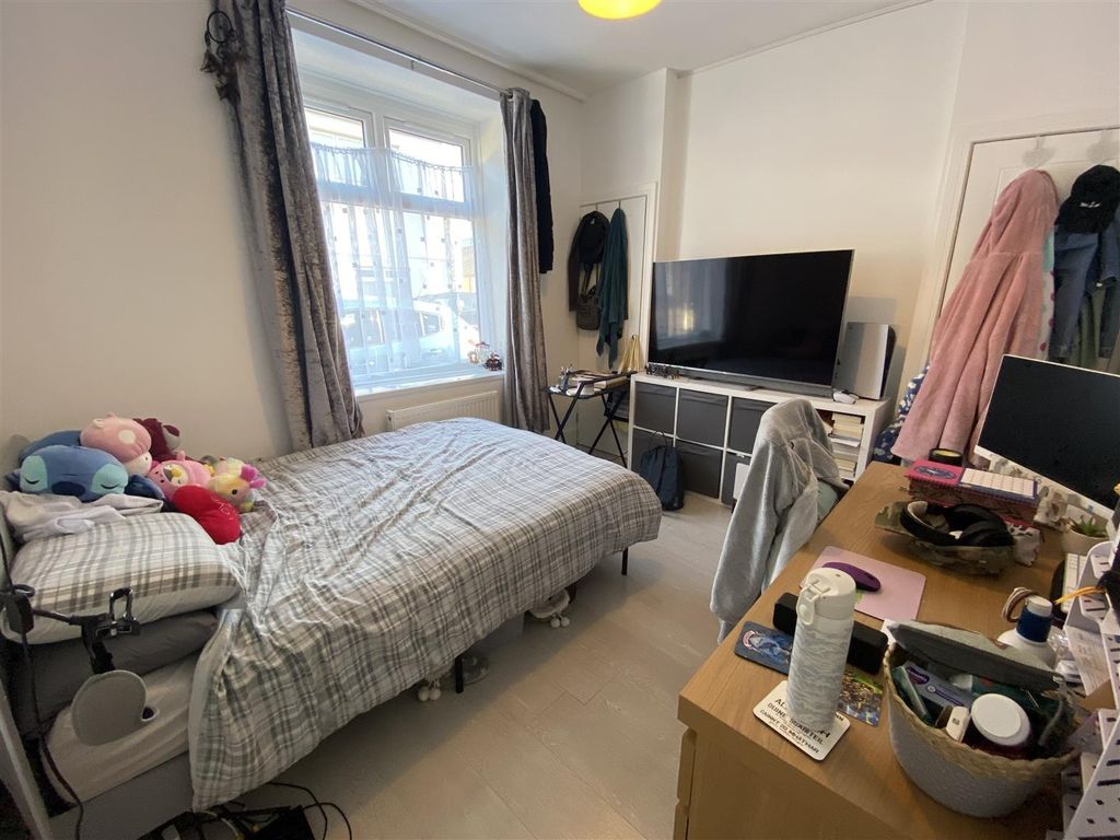 Property photo 2 of 11 Bright Bedroom With Large Window And Media Area...