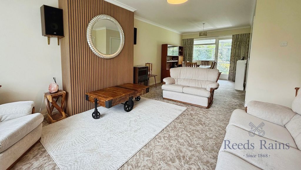 Property photo 3 of 16 Lounge