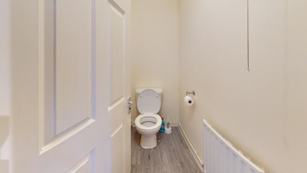 Property photo 1 of 13 A Clean And Simple Single Toilet Room With Light-c...