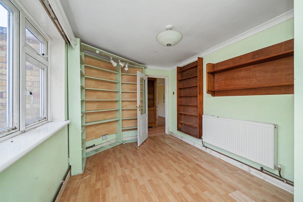 Property photo 3 of 18 9 Arundel Close, Hampton Hill, Hampton Tw12 1Sw