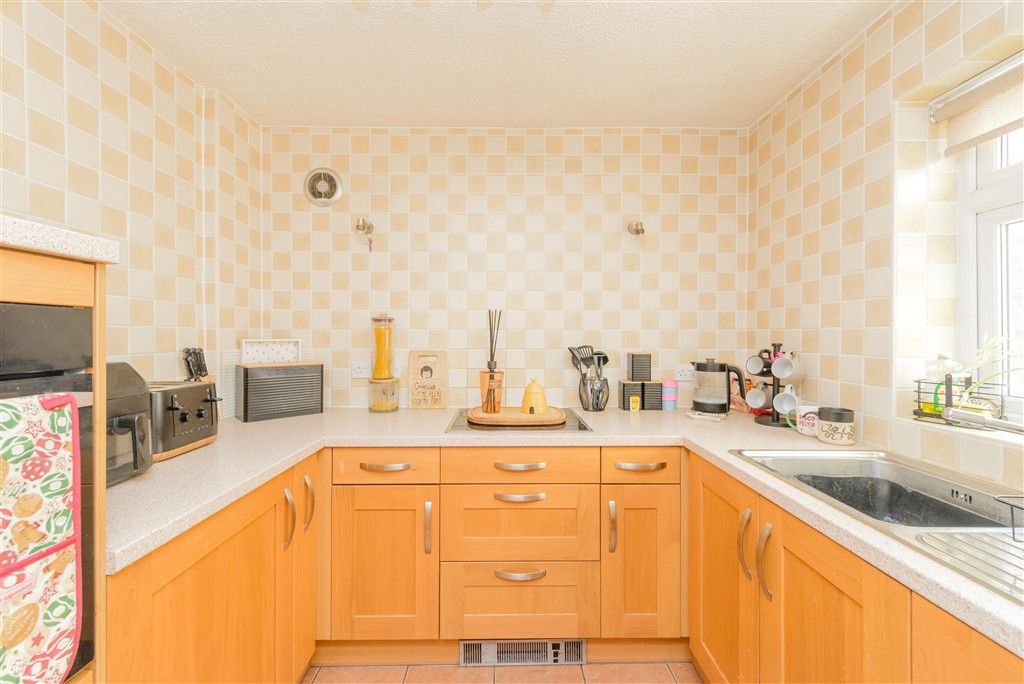 Property photo 3 of 11 Kitchen