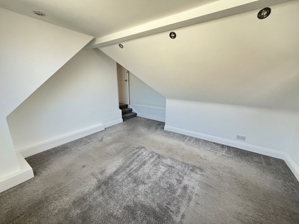 Property photo 3 of 8 Bed 1