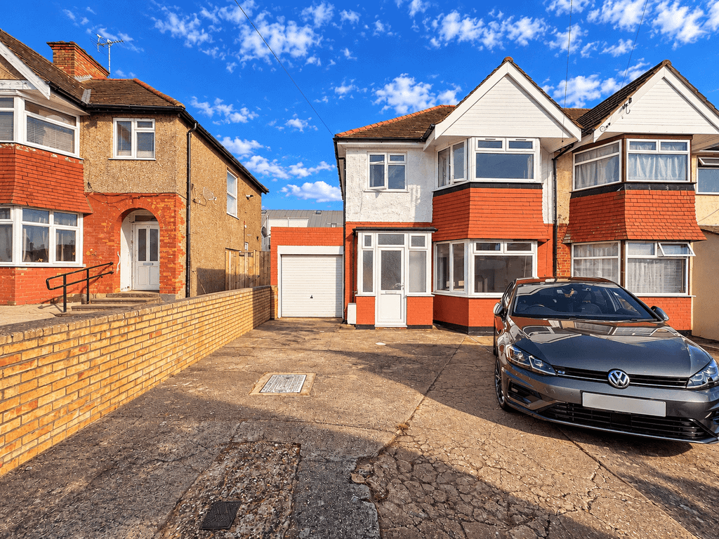 Property photo 1 of 30 3 Bed Semi Detached House With Garage
