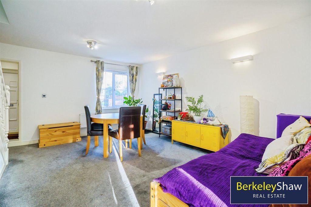 Property photo 3 of 19 Living Room (2)