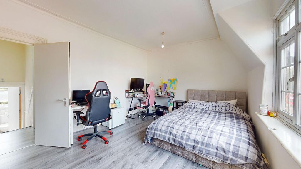 Property photo 3 of 17 Bright And Cozy Bedroom With A Large Bed, Ample Wi...