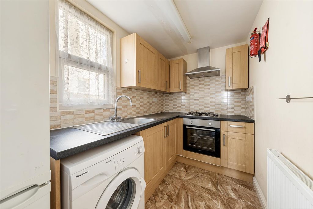 Property photo 3 of 15 Green Street, E7