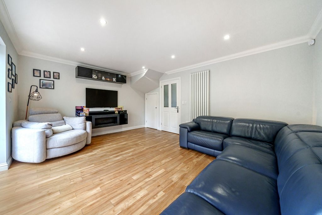 Property photo 3 of 18 Grosvenor Road