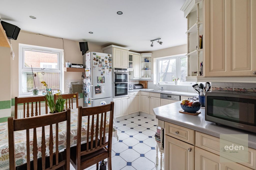 Property photo 3 of 28