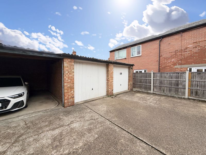 Property photo 2 of 7 Garage