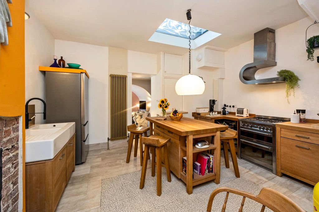 Property photo 3 of 19