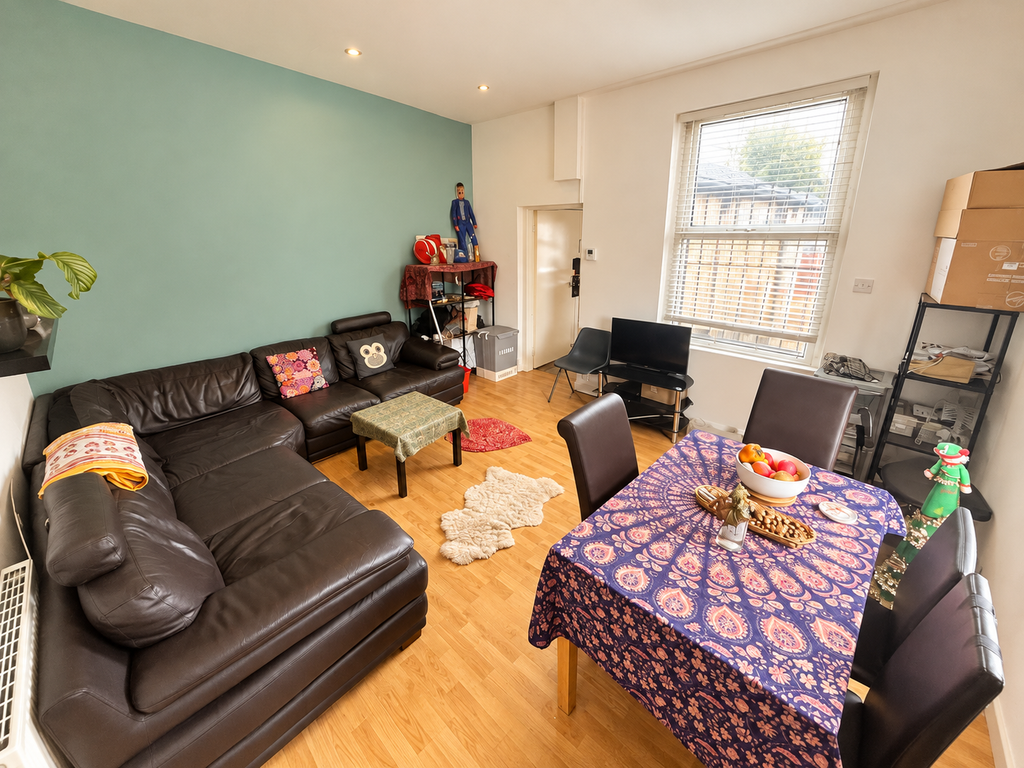 Property photo 2 of 18 Warm Open-Plan Living And Dining Room