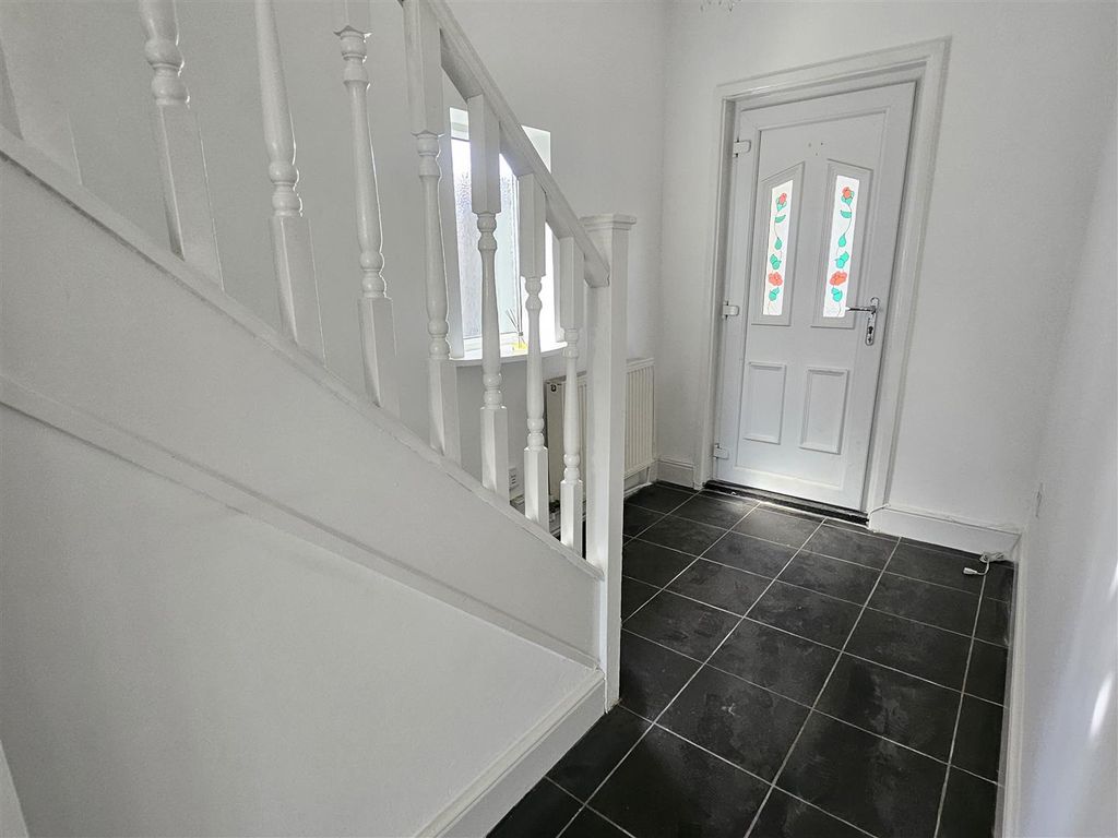 Property photo 2 of 16 Hallway