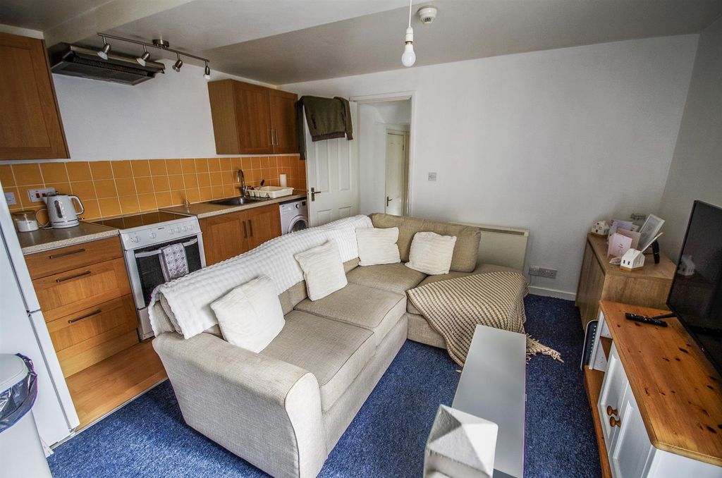 Property photo 3 of 6 Kitchen/Lounge/Diner