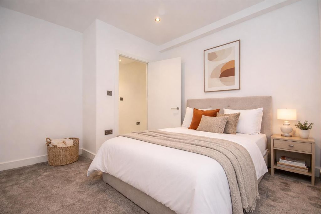 Property photo 3 of 6 Bedroom.Png