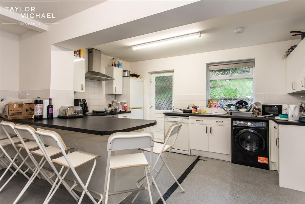 Property photo 3 of 16 Kitchen