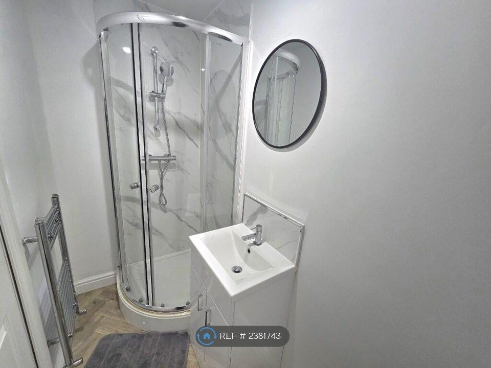 Property photo 2 of 8 En Suite Bathroom