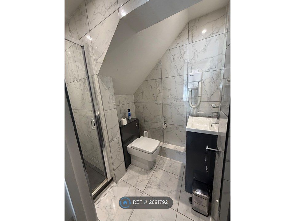 Property photo 3 of 12 Fourth Bedroom Ensuite