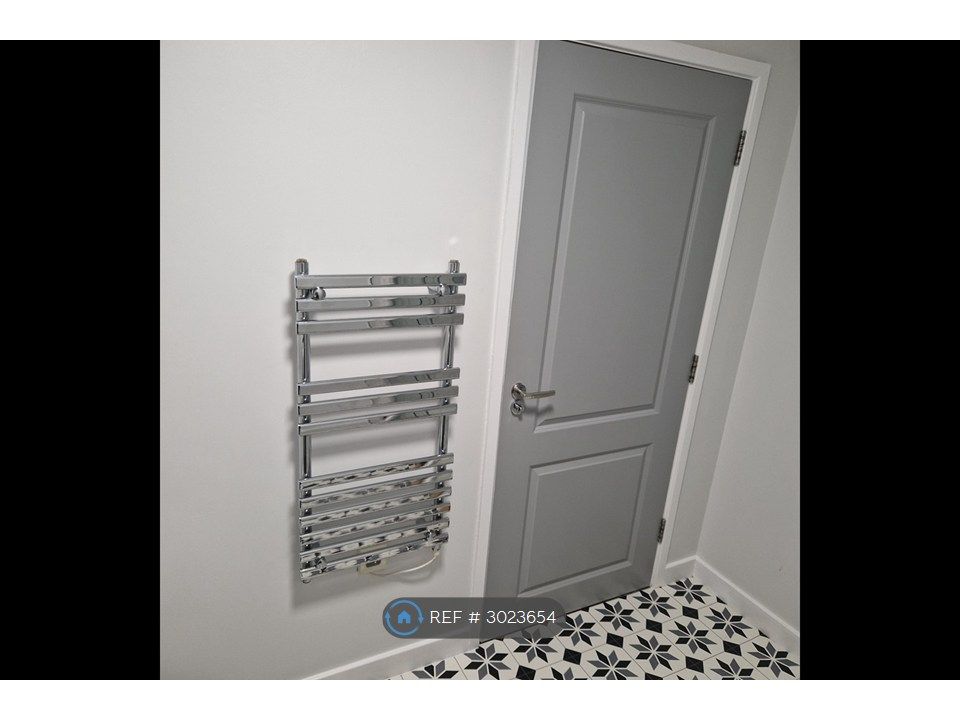 Property photo 2 of 19 Bathroom