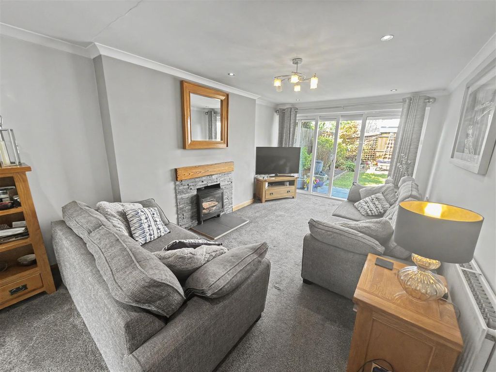 Property photo 3 of 13 Lounge