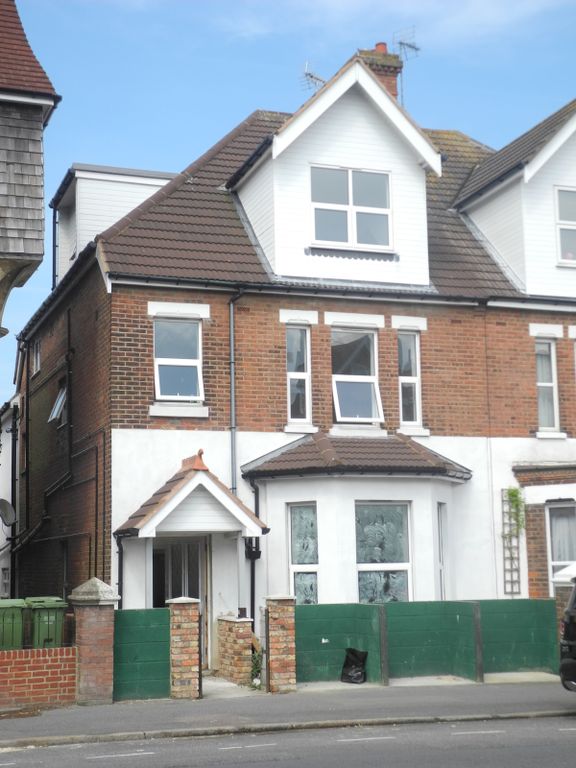 Property photo 1 of 6 2 Bed Flat To Rent Cheriton Road, Folkestone Ct19