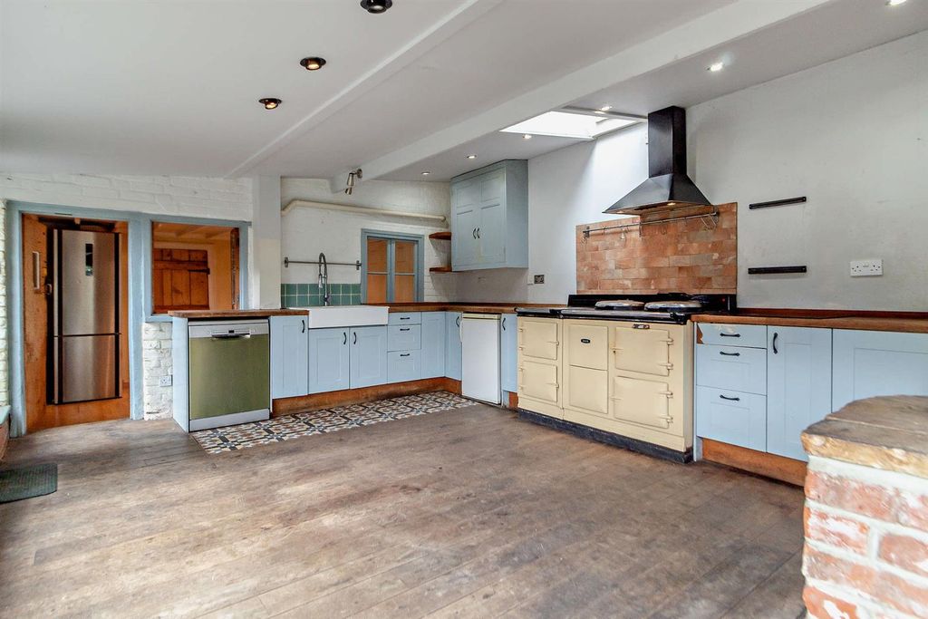 Property photo 3 of 17 8639448-Interior10-800.Jpg