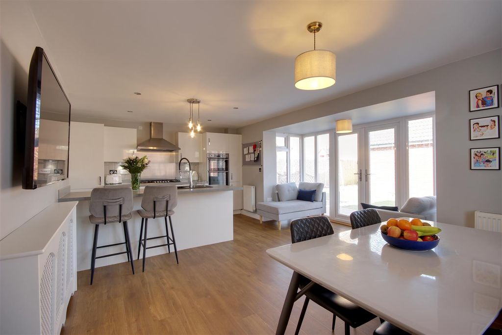 Property photo 3 of 21 Living/Dining Kitchen