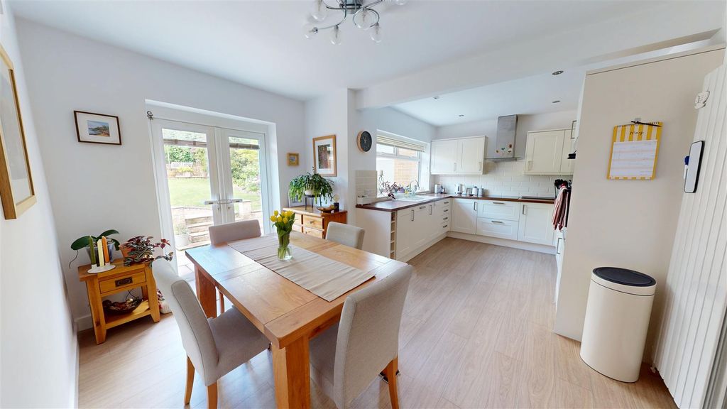 Property photo 2 of 20 Dining Kitchen