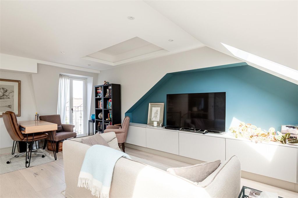 Property photo 1 of 11 Fulham Palace Road-15.Jpg