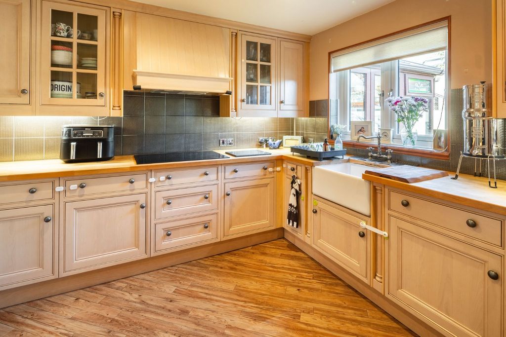 Property photo 2 of 25 Kitchen