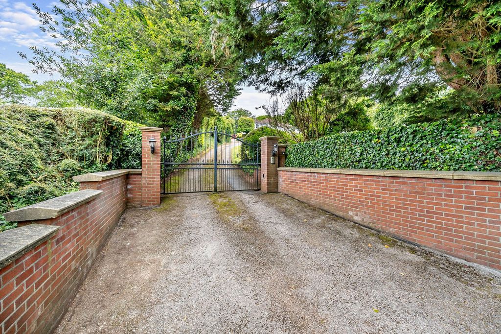 Property photo 1 of 18 Driveway