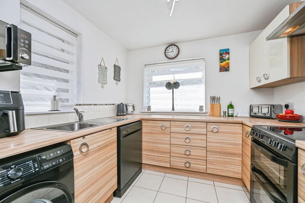 Property photo 3 of 8 Kitchen