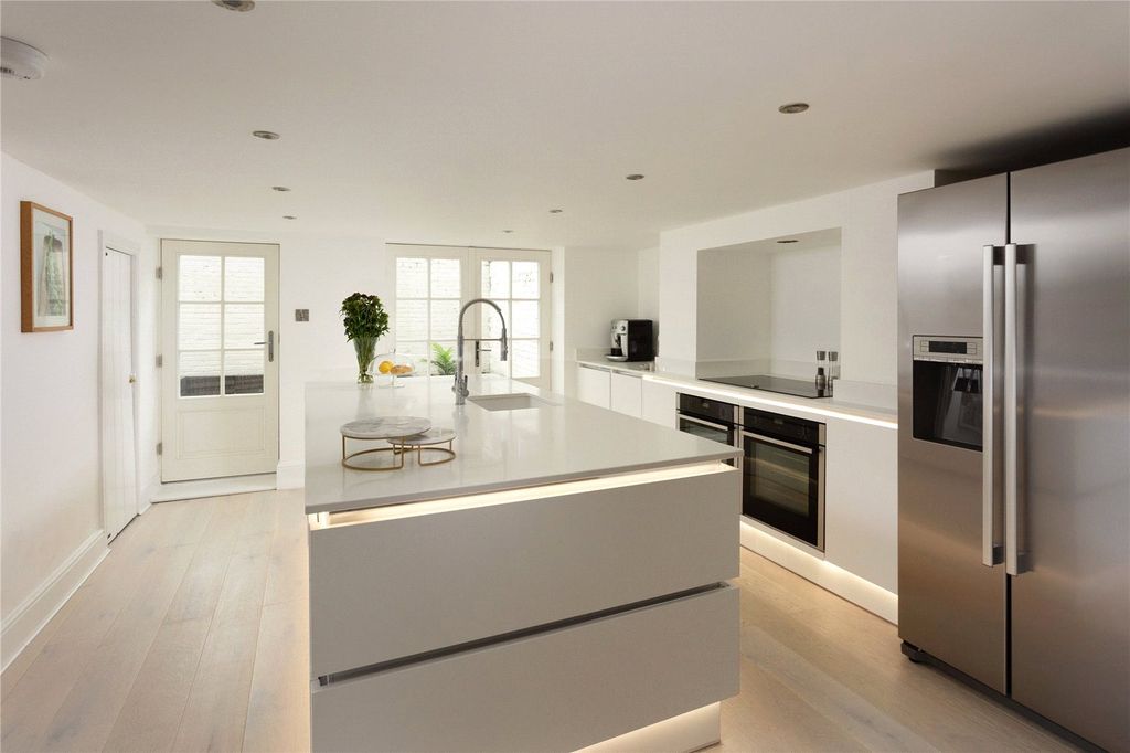 Property photo 2 of 12 Kitchen