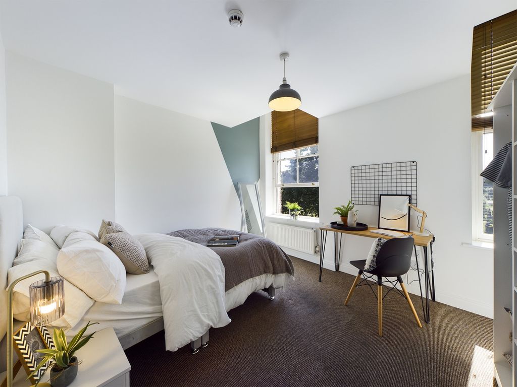 Property photo 3 of 22 A Spacious And Inviting Large Double Bedroom Featu...