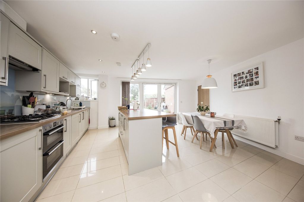 Property photo 2 of 21 Kitchen/Breakfast